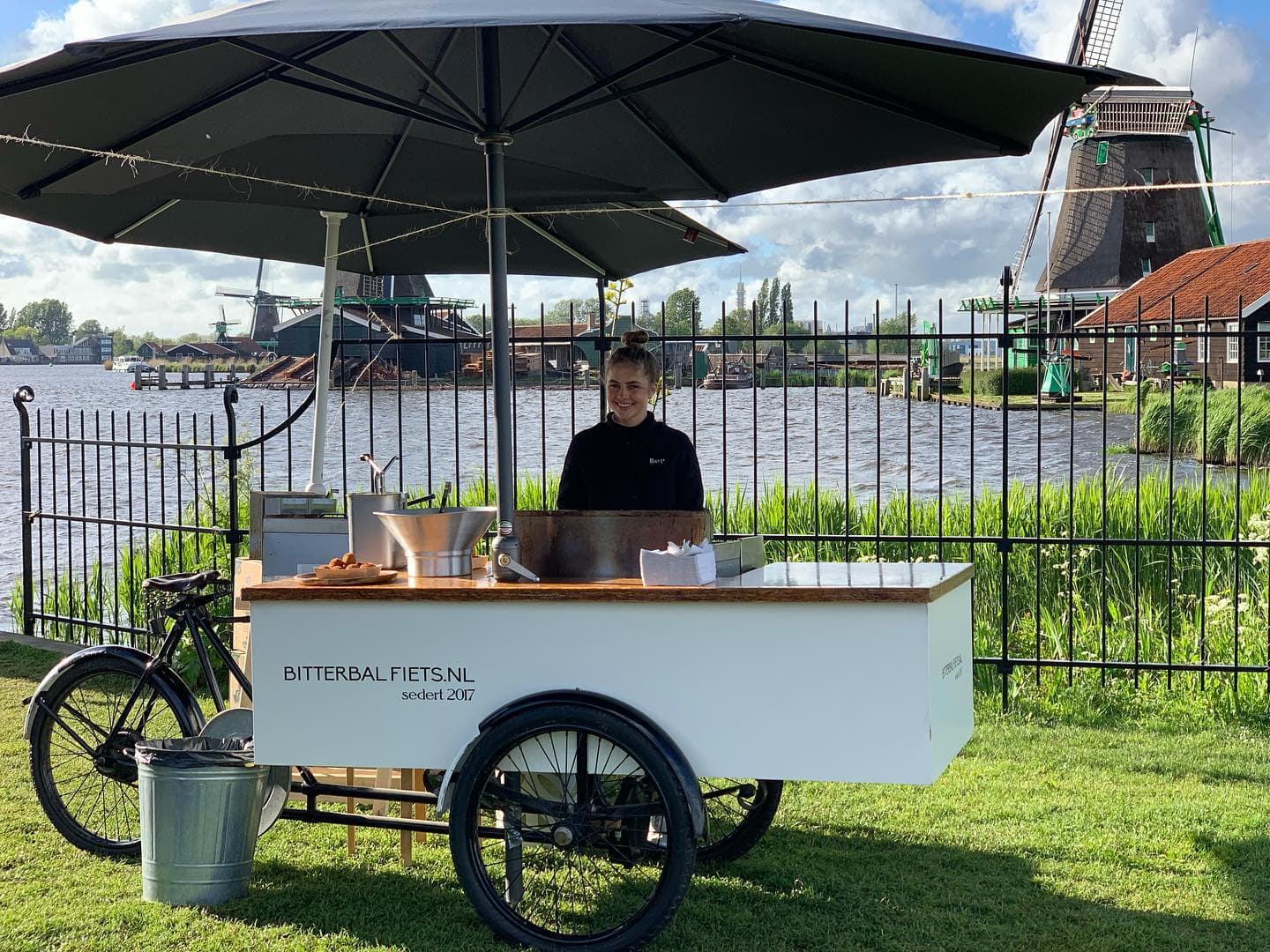 De Bitterbal Fiets bij de molens van de Zaanse Schans