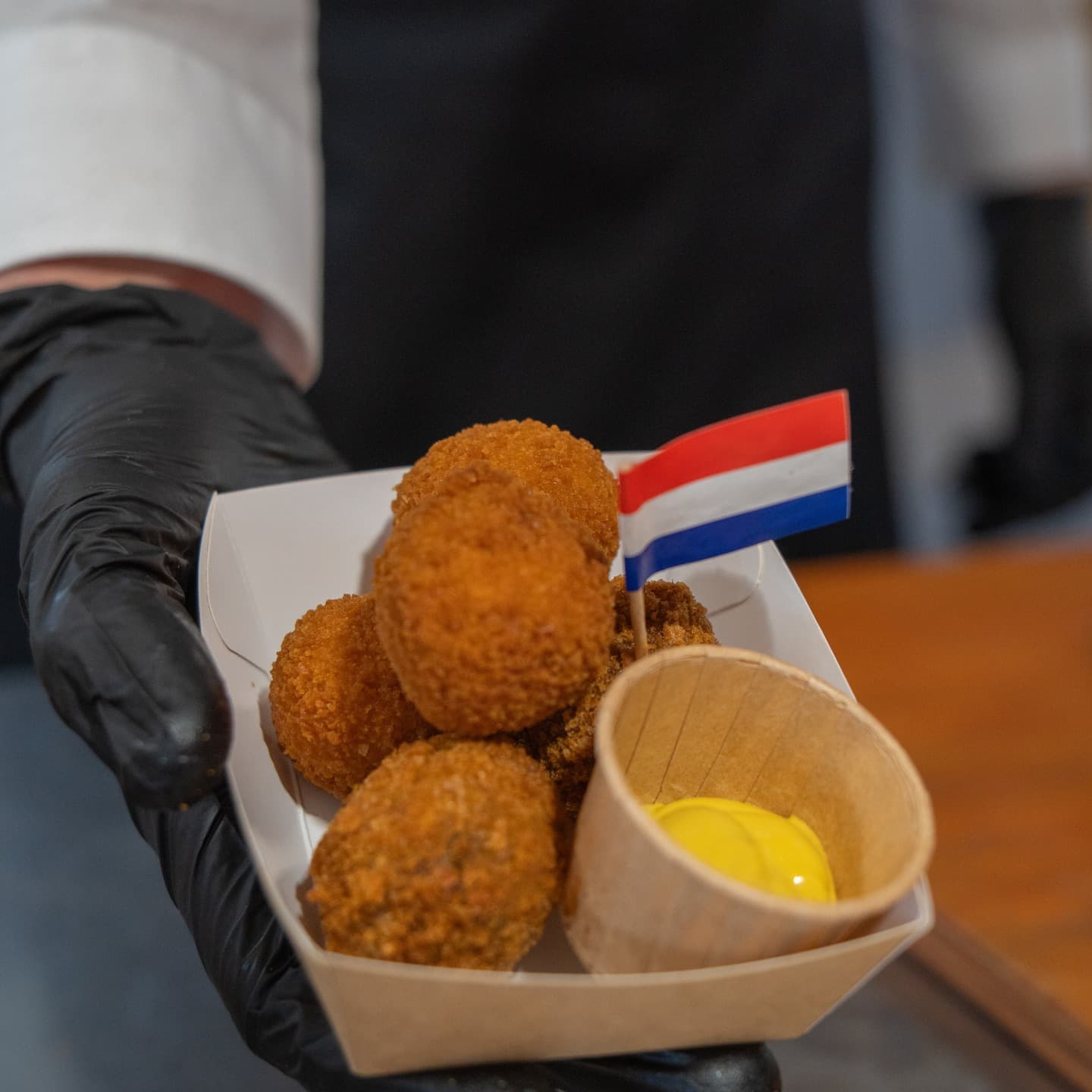 Vers gefrituurde bitterballen met mosterd
